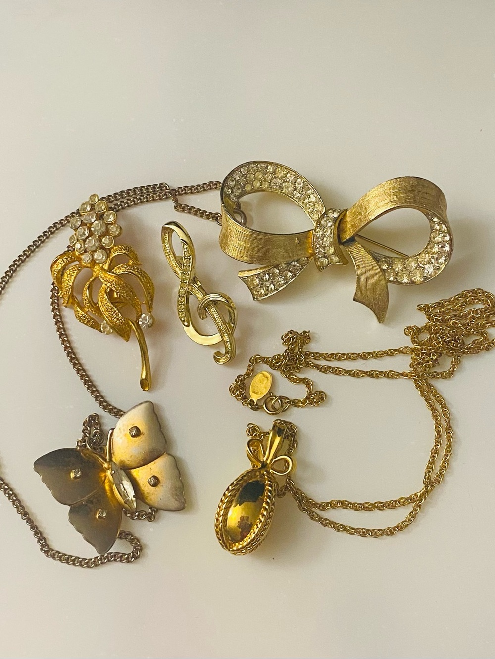 Gold Bow and Pendant Women's Jewelry Set - Elegant Gold Tones